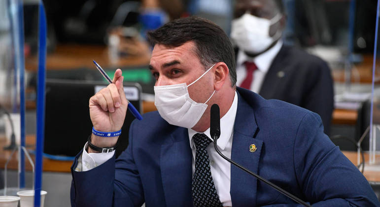 Senador Flávio Bolsonaro durante depoimento do ex-governador do Rio Wilson Witzel