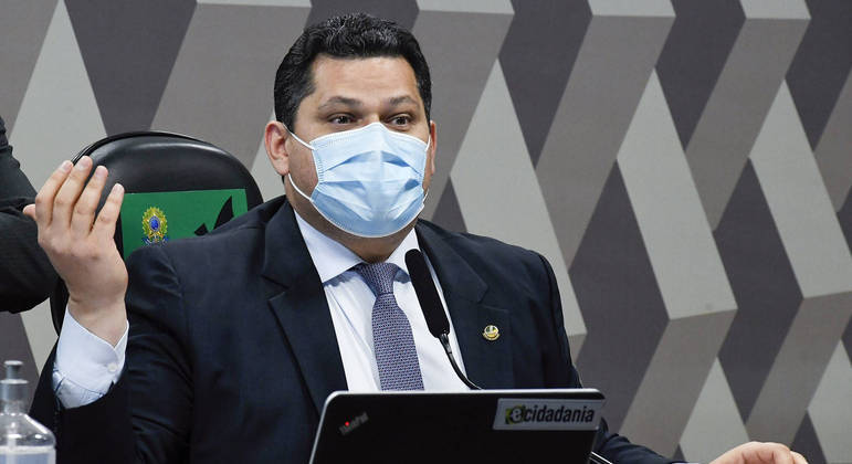 Senador Davi Alcolumbre foi denunciado por suposto esquema de rachadinha no gabinete