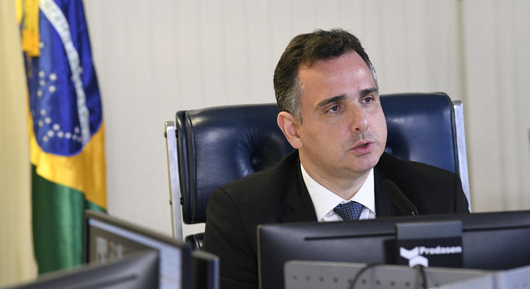 Pacheco durante sessão deliberativa remota do Senado