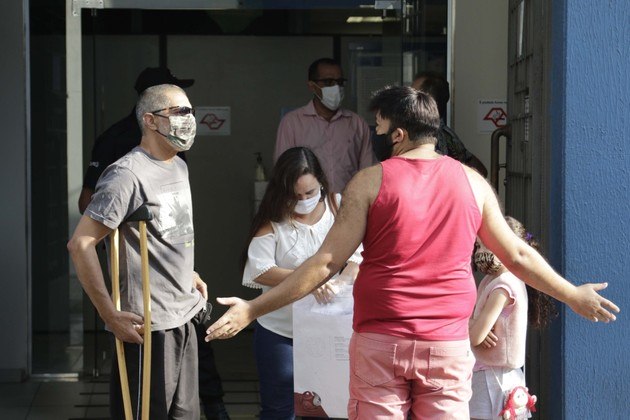 Agências do INSS reabrem sem peritos