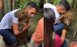 Agenor Tupinambá se reencontra com a capivara Filó e leva o animal para casa