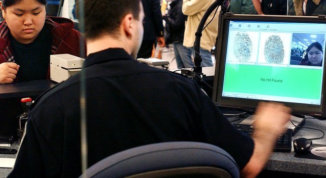 Em muitos países, como os EUA, os agentes de fronteira verificam as impressões digitais dos viajantes antes de permitir sua entrada no país