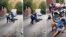 Taxista cai duro no chão após ser nocauteado por guarda de trânsito