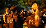 Agentes da Polícia Civil em operação contra traficante com ligações com facções