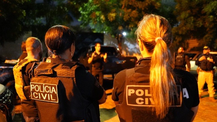 Agentes da Polícia Civil em operação contra traficante com ligações com facções