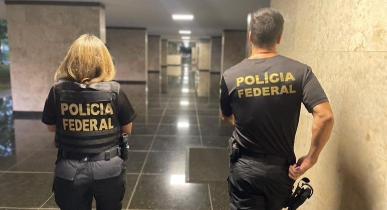Agentes da PF cumprem mandados de prisão e busca e apreensão em Brasília DF 