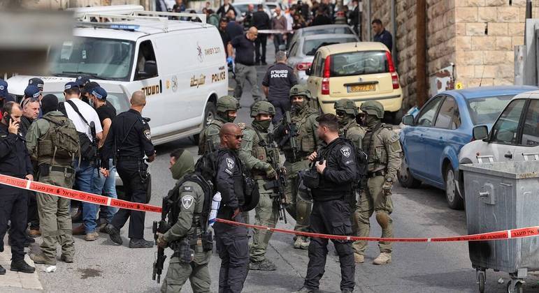 Agentes de segurança e socorristas chegam ao local do segundo ataque em Jerusalém