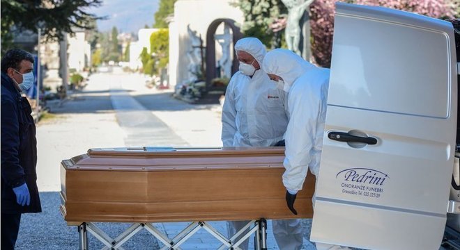 Agentes funerários correm risco de infecção e, em breve, podem lhes faltar equipamentos de proteção