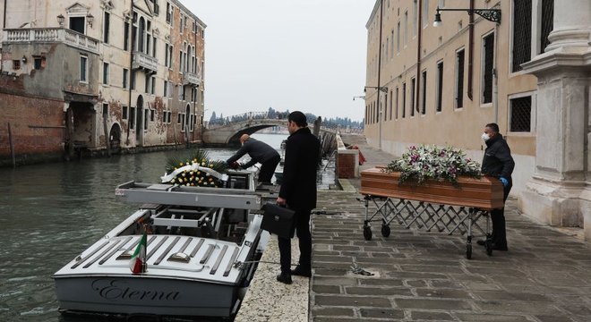 As mortes ultrapassaram a capacidade das agências funerárias na Itália