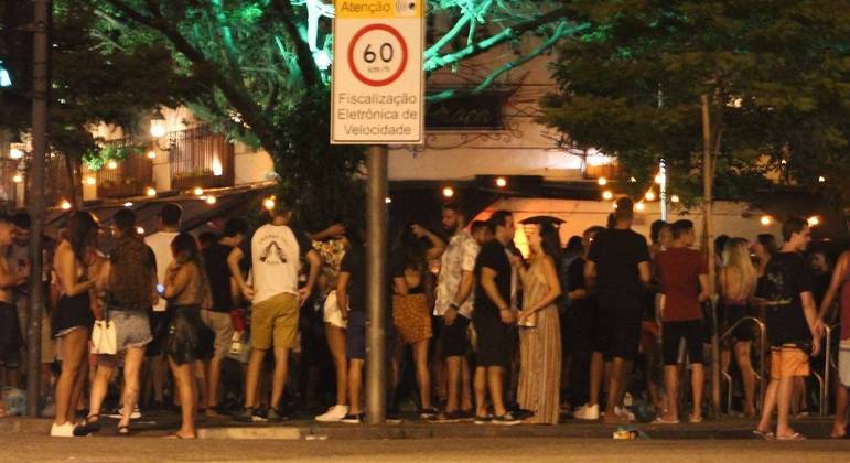 Brasil vive explosão de novos casos de covid-19 e mortes, com aumento de jovens doentes