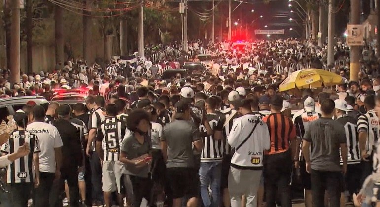 Cenas de torcedores aglomerados foram registradas fora do estádio