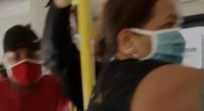 Passageiros usam máscara de proteção em ônibus lotado