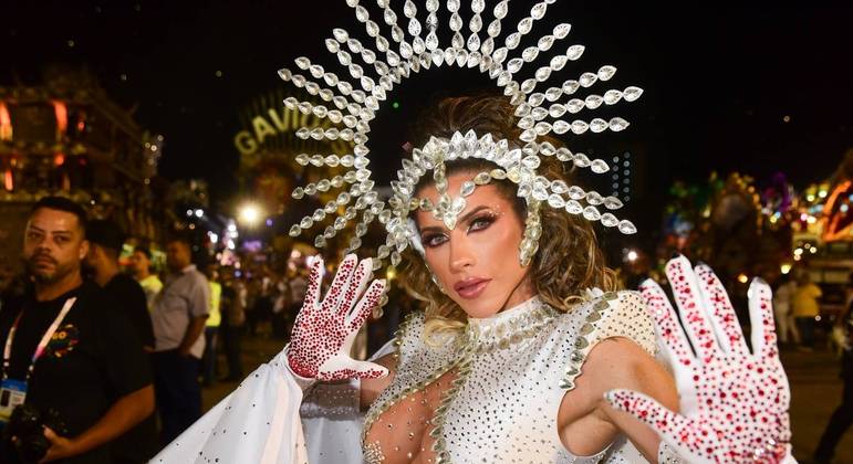 Ana Paula Minerato mostra luvas que simulam sangue nas mãos
