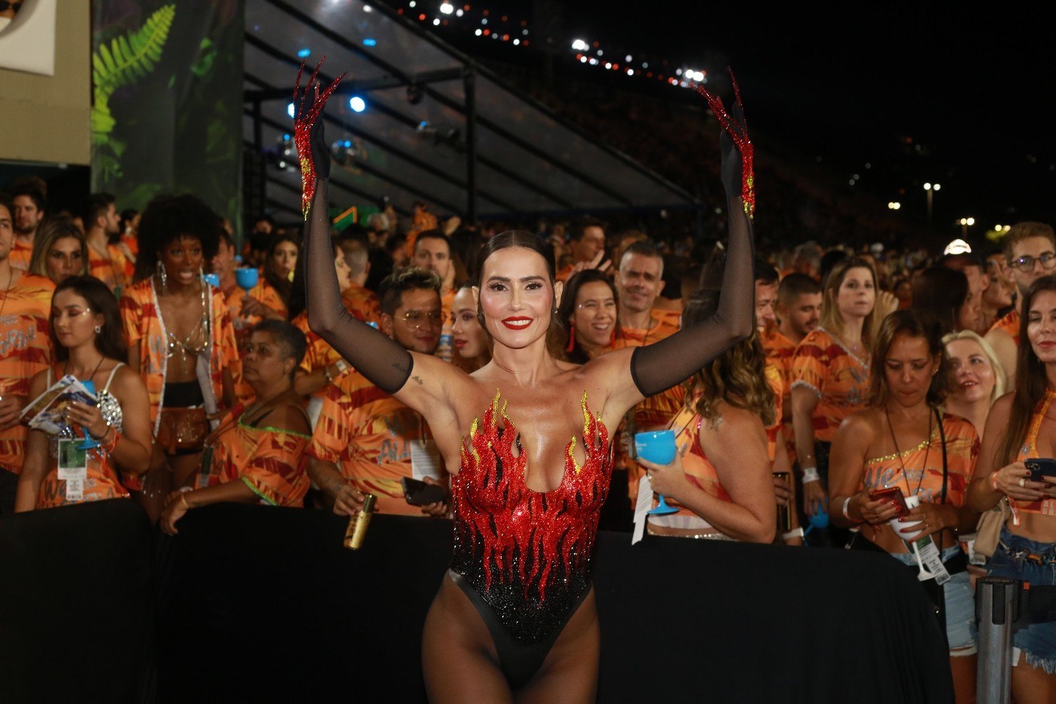 Deborah Secco mostra fantasia que imita o fogo na Marquês de Sapucaí