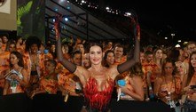 Deborah Secco leva fantasia 'incendiária' à avenida: 'E hoje vamos botar fogo na Sapucaí!'