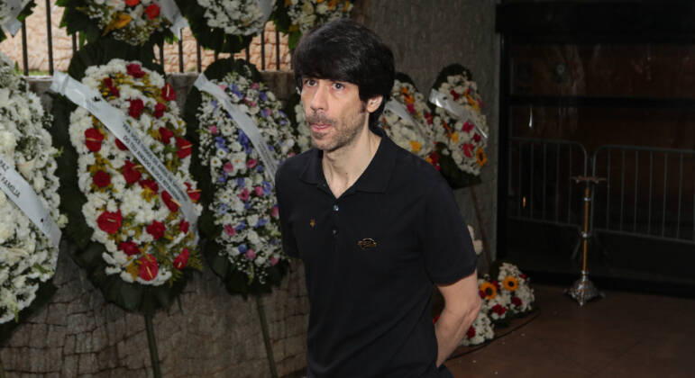 João Lee, um dos filhos de Rita, chega ao velório da mãe em São Paulo