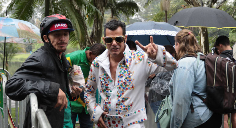 Fãs encaram fila e chuva para se despedir de Rita Lee, que morreu na noite de segunda-feira. Velório acontece no Planetário do Parque do Ibirapuera, em São Paulo