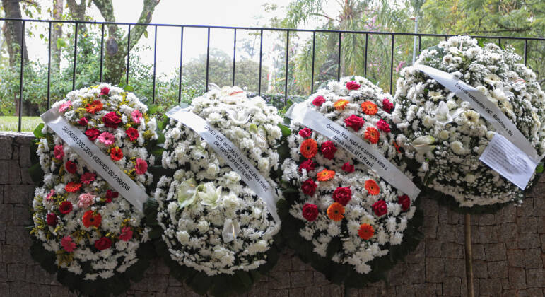 Rita Lee recebe coroas de flores dos amigos e familiares