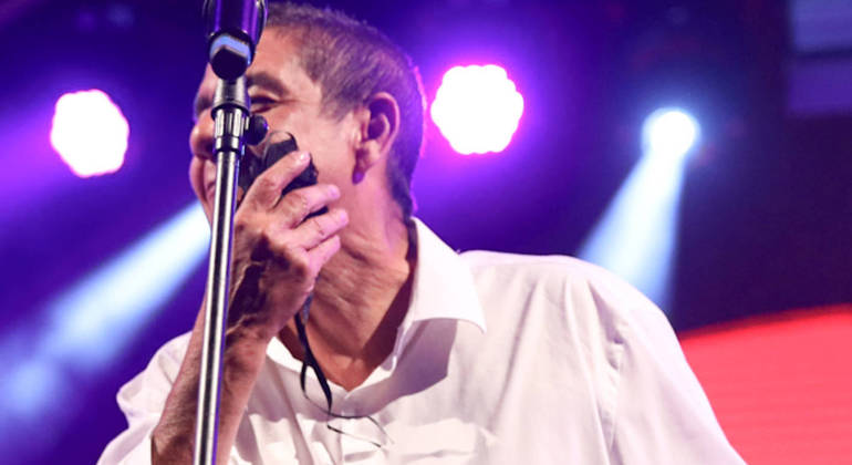 Zeca Pagodinho cheirou e passou a calcinha no rosto