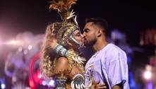 Erika Schneider ganha beijos de Bil Araújo na estreia como rainha de bateria no carnaval de SP