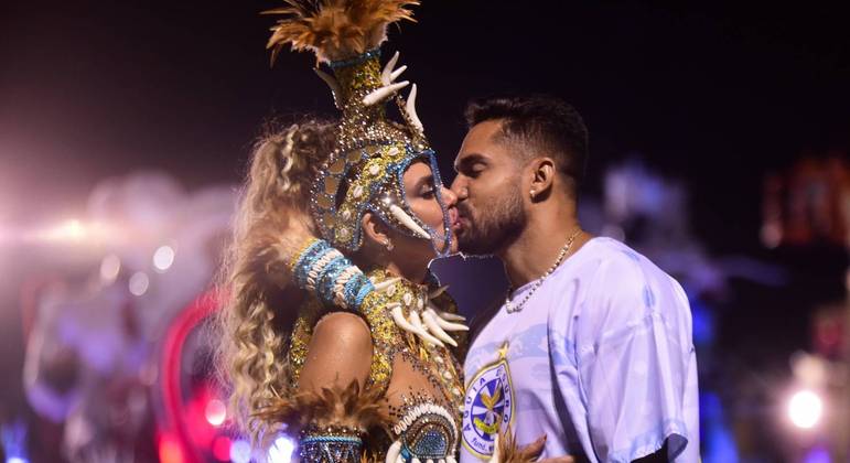 Erika Schneider beija Bil Araújo antes de desfile da Águia de Ouro em São Paulo