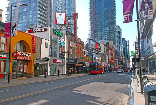  Agora, continuaremos na América do Norte: Younge Street, em Toronto, no Canadá. 