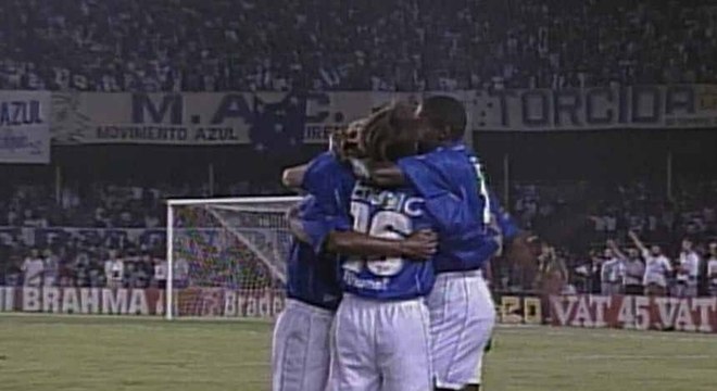 Agora pelas oitavas da Copa do Brasil de 98, novamente o Cruzeiro despachou o Timão. Na ida, vitória mineira de virada por 3 a 1. No jogo de volta, o Corinthians apenas empato