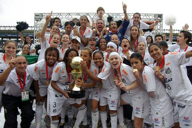 Agora vamos aos títulos de outro Titã: o Santos primeiro título do Peixe veio em 2009, ao golear o Universidad Autonoma, do Paraguai, por 9 a 0, na Vila Belmiro. Na ocasião, a Rainha Marta fez um dos gols. Cristiane foi a artilheira: 15 gols.