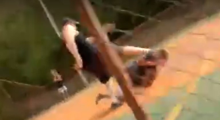Homem reclamou do barulho e agrediu adolescente com murros e chutes em uma quadra
