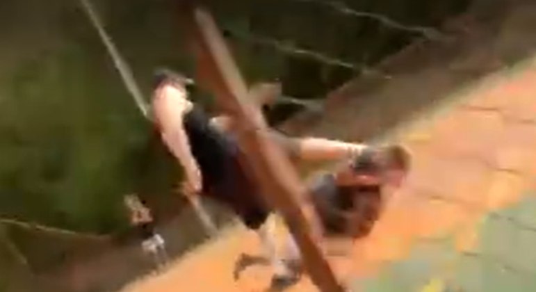 A agressão ocorreu no dia 23 de abril em uma quadra de esportes no Núcleo Bandeirante e foi filmada por testemunhas
