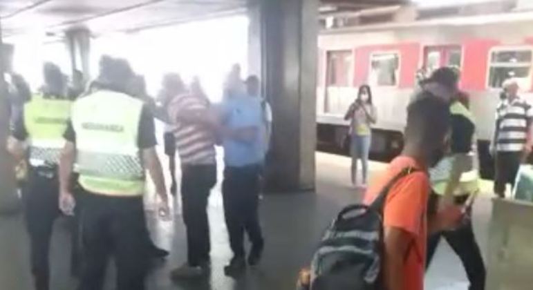 Vendedor ambulante é agredido em estação do metrô