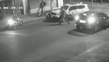 Guardas municipais são afastados após serem flagrados agredindo motociclista em BH