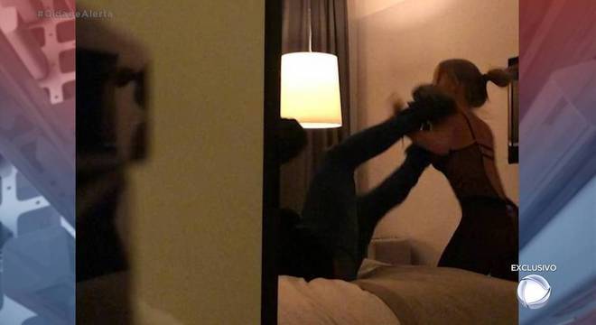 Imagem mostra acusadora e Neymar em briga no quarto de hotel em Paris