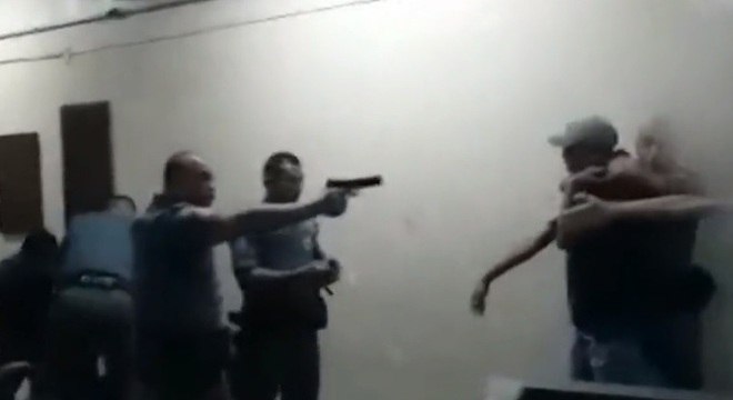 Vídeo mostra policial ao apontar arma para adolescente já imobilizado