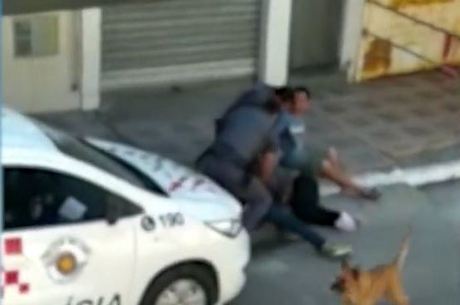 PMs pisam e arrastam mulher na zona sul de SP