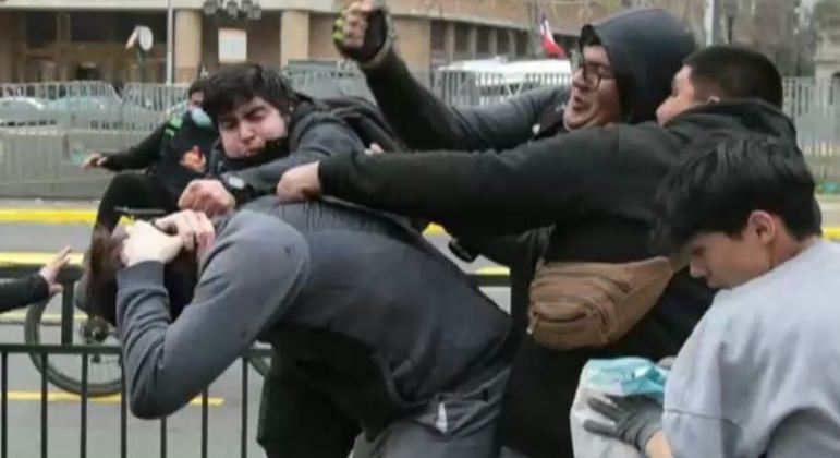 Manifestantes atacan al hermano del presidente chileno en Santiago – Noticias