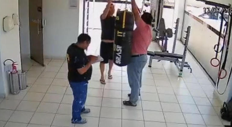 Câmera de segurança do condomínio registrou discussão e posterior agressão