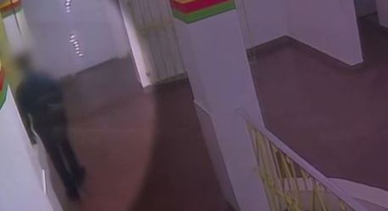 Câmeras flagraram estudante acompanhando os passos da colega de turma antes da agressão