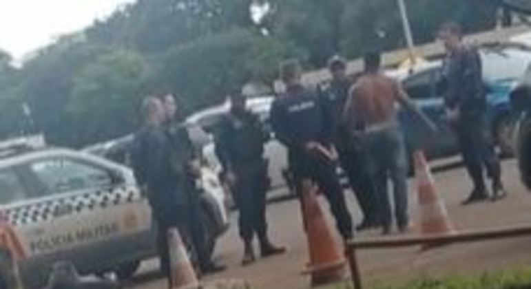 Polícia Militar prendeu agressor no estacionamento 12 