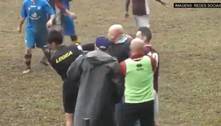 Árbitro encerra partida após ser agredido durante o jogo na Itália