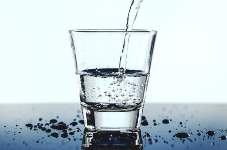 Intercalar bebida alcoólica com água evita ressaca