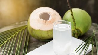 Sete razões para incluir água de coco na sua rotina capilar (7 razões para incluir água de coco na sua rotina capilar)