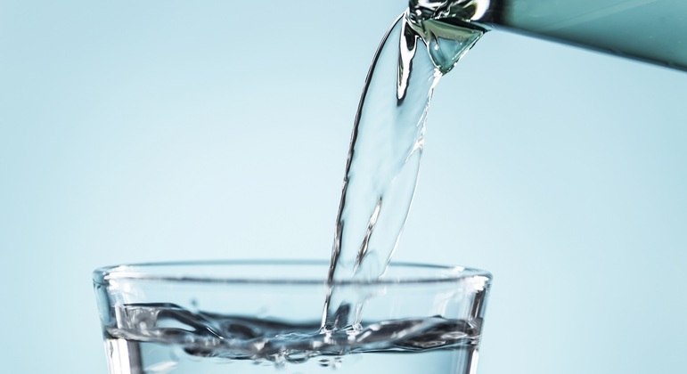 Beber água é fundamental para evitar a formação de cálculos renais