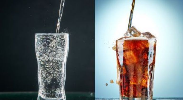 Refrigerantes e bebidas gaseificadas: esse tipo de bebida pode causar distensão abdominal e aumentar a pressão no estômago, contribuindo para o refluxo ácido. Isso inclui, também, a água com gás