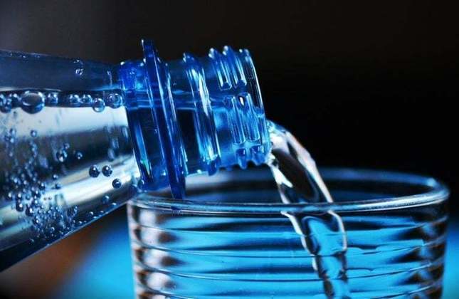 Água com Gás- Uma opção refrescante para variar o consumo de água pura. A água com gás é uma alternativa sem calorias para quem busca uma sensação de refrigerante natural e sem adição de açúcares.