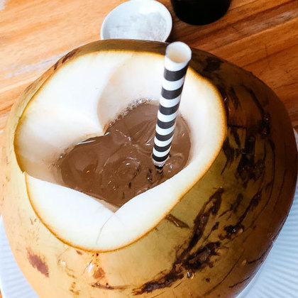 Água de coco: este líquido é um suco natural diurético com poucas calorias e repleto de nutrientes, com cálcio, magnésio e potássio.