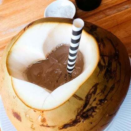 Água de coco: Fonte de eletrólitos e fonte de magnésio, essa bebida natural ajuda a equilibrar o organismo. 