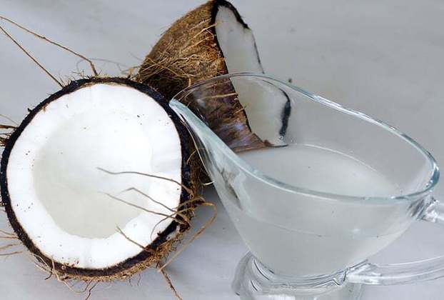 Água de coco: Rica em minerais essenciais e uma diminuta concentração de gorduras e açúcares, a água de coco ajuda na hidratação e a restauração de eletrólitos e nutrientes. 