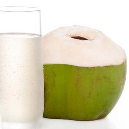  Água de coco:Contém potássio, poucas calorias e muitos nutrientes, além de poder acompanhar a água mineral como um ótimo repositor de hidratação no organismo.  