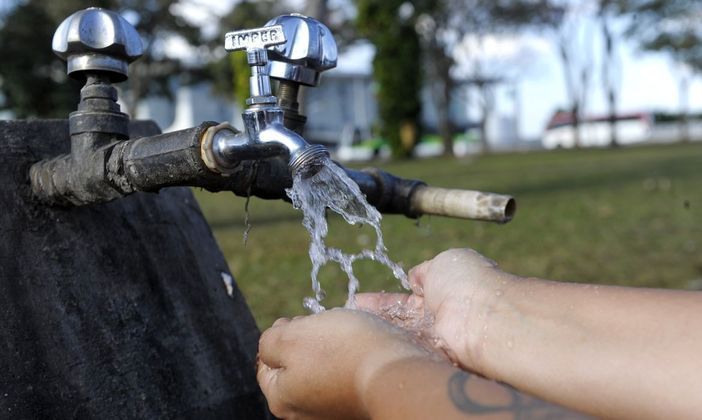Famílias brasileiras têm um uso de água per capita por dia de 117 litros